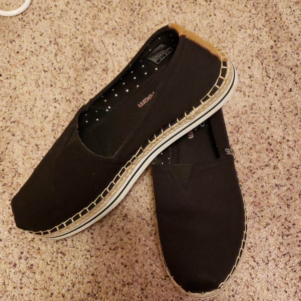 Bob's black canvas shoes